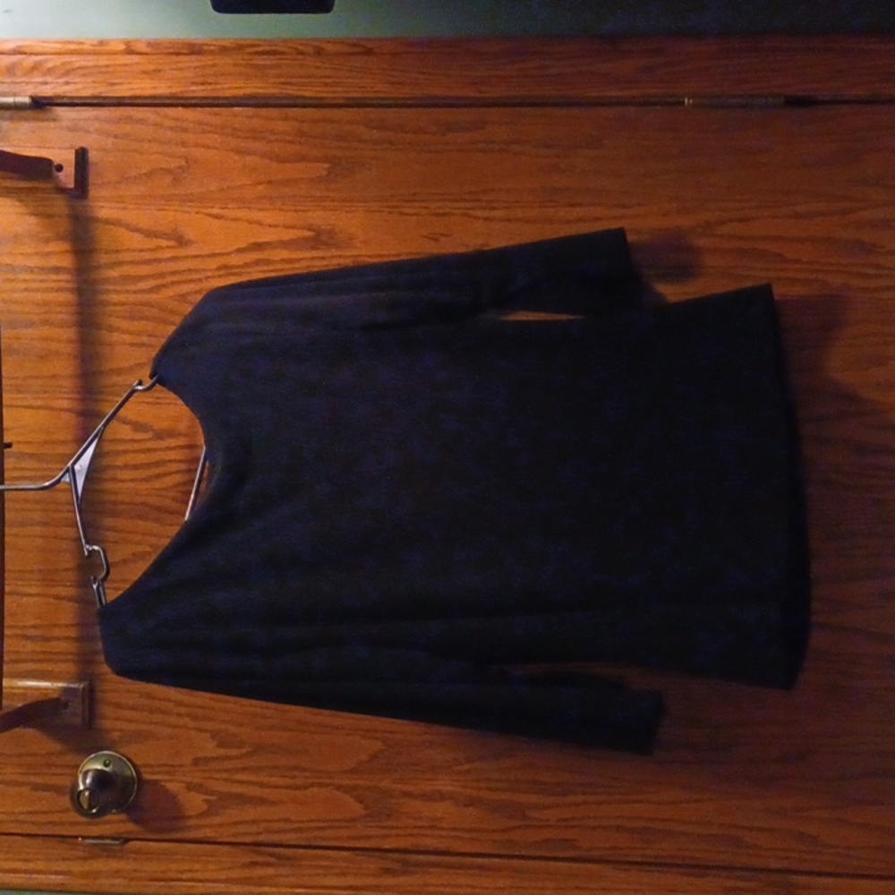 Women's black long-sleeved shirt